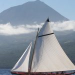 In barca a vela tra Faial e Pico